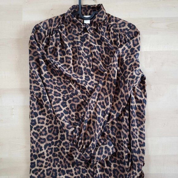 H&M Tops - SASSY H&M Leopard spotted long sleeve blouse